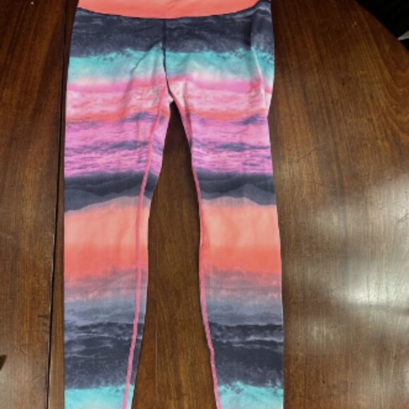 RARE Lululemon Beach scape crops in perfect condition - Picture 2 of 7